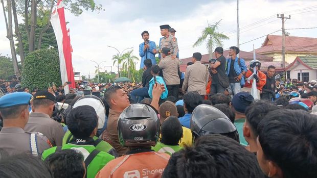 Kapolda Riau Irjen Herry Heryawan temu massa ojol dan mahasiswa yang menuntut kasus Affan Kurniawan, Jumat (29/8/2025). Demo berlangsung damai.