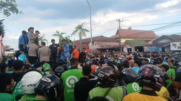 Kapolda Riau Irjen Herry Heryawan temu massa ojol dan mahasiswa yang menuntut kasus Affan Kurniawan, Jumat (29/8/2025). Demo berlangsung damai.