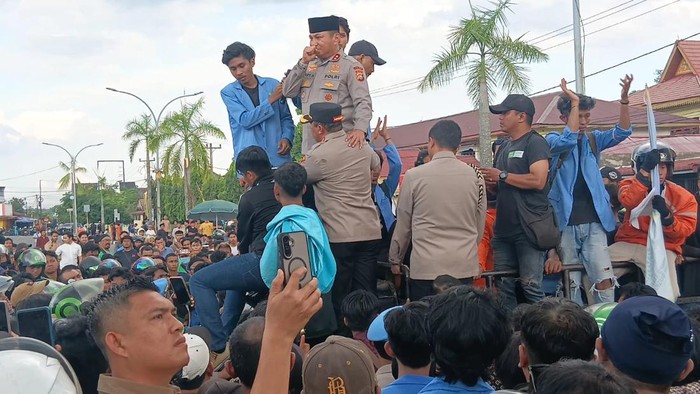 Kapolda Riau Temui Massa Ojol dan Mahasiswa, Demo Berlangsung Damai