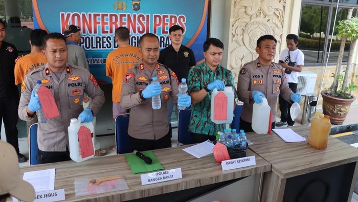 Kapolres Babar AKBP Pradana Aditya Nugraha menunjukkan barang bukti  dari pelaku