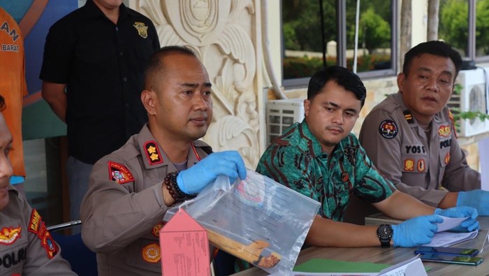 Kapolres Babar AKBP Pradana Aditya Nugraha menunjukkan barang bukti pisau.