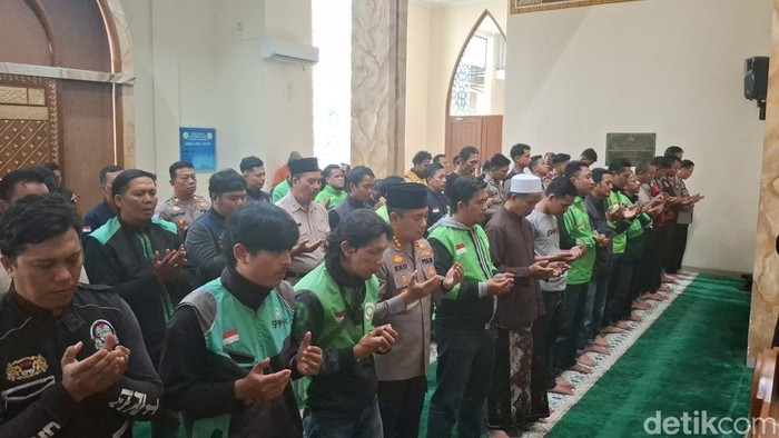 Kapolresta Bogor Kombes Eko Prasetyo dan komunitas ojol gelar salat gaib mendoakan Affan Kurniawan, Jumat (29/8/2025).