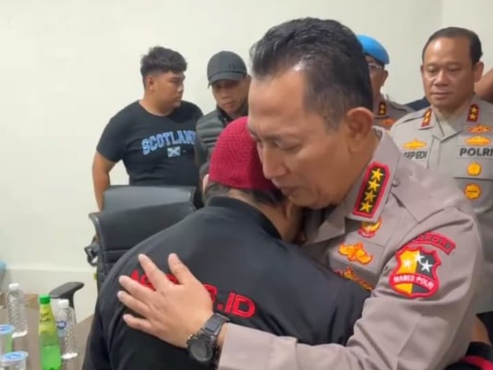 Kapolri Jenderal Listyo Sigit Prabowo bertemu dengan keluarga ojol yang tewas ditabrak rantis Brimob di RSCM, Jumat (29/8/2025) dini hari.