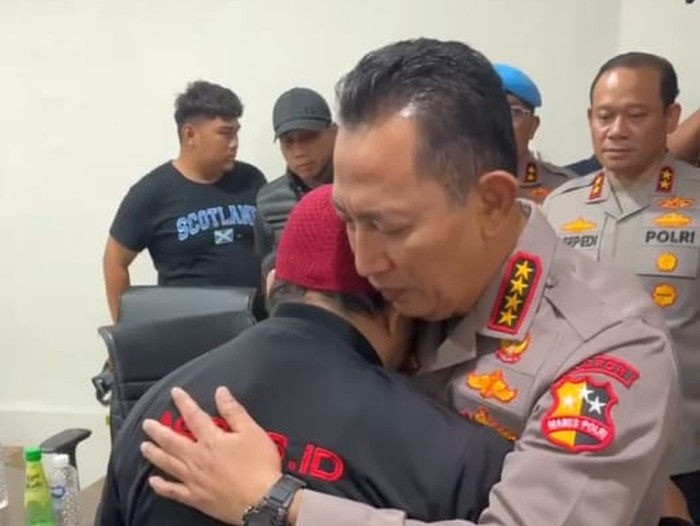 Kapolri Jenderal Listyo Sigit Prabowo menemui keluarga ojol yang tewas dilindas rantis, di RSCM, Jakarta Pusat, Jumat (29/8/2025) dini hari.
