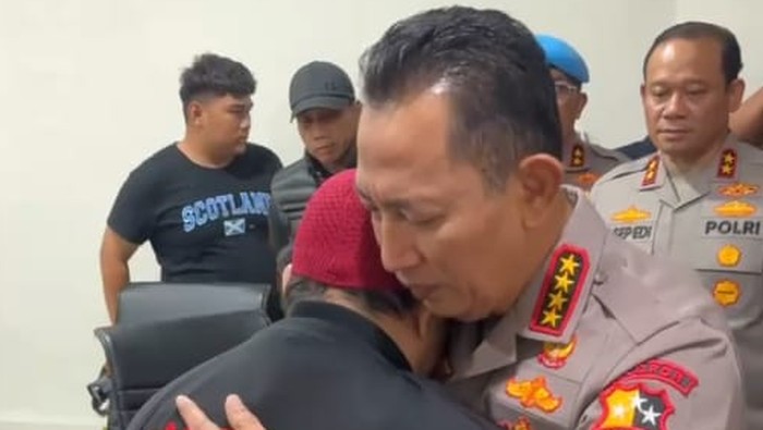 Kapolri Jenderal Listyo Sigit Prabowo menemui keluarga ojol yang tewas dilindas rantis, di RSCM, Jakarta Pusat, Jumat (29/8/2025) dini hari.