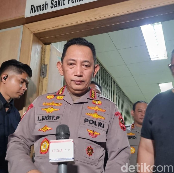 Kapolri Jenderal Listyo Sigit Prabowo usai bertemu dengan keluarga sopir ojek online (ojol) yang tewas dilindas rantis Brimob di Jakarta (Taufiq/detikcom).