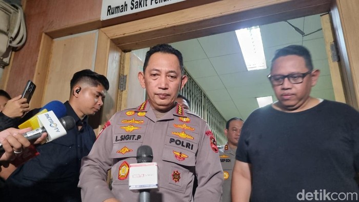 Kapolri Jenderal Listyo Sigit Prabowo usai bertemu dengan keluarga sopir ojek online (ojol) yang tewas dilindas rantis Brimob di Jakarta (Taufiq/detikcom).