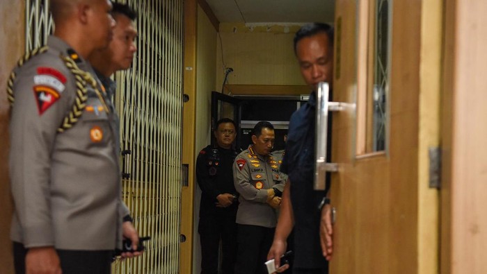 Kapolri Jenderal Pol Listyo Sigit Prabowo (tengah) didampingi keluarga korban pengemudi ojek online yang meninggal terlindas mobil rantis Brimob memberikan keterangan di Rumah Sakit Cipto Mangunkusumo (RSCM), Jakarta, Jumat (29/8/2025). Kapolri menyampaikan permintaan maaf atas insiden pengemudi ojek online yang meninggal akibat dilindas kendaraan rantis Brimob dan akan melakukan evaluasi terkait sejumlah insiden pada Aksi 28 Agustus 2025. ANTARA FOTO/Indrianto Eko Suwarso/wpa.