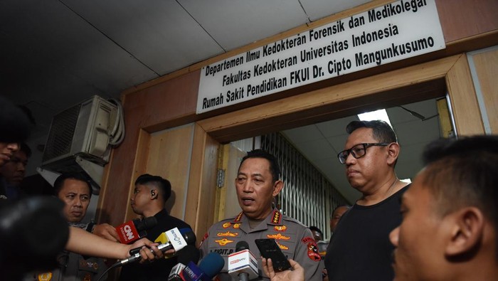 Kapolri temui keluarga korban meninggal pada aksi 28 Agustus 2025 Kapolri Jenderal Pol Listyo Sigit Prabowo (tengah) didampingi keluarga korban pengemudi ojek online yang meninggal terlindas mobil rantis Brimob memberikan keterangan di Rumah Sakit Cipto Mangunkusumo (RSCM), Jakarta, Jumat (29/8/2025). Kapolri menyampaikan permintaan maaf atas insiden pengemudi ojek online yang meninggal akibat dilindas kendaraan rantis Brimob dan akan melakukan evaluasi terkait sejumlah insiden pada Aksi 28 Agustus 2025. ANTARA FOTO/Indrianto Eko Suwarso/wpa.