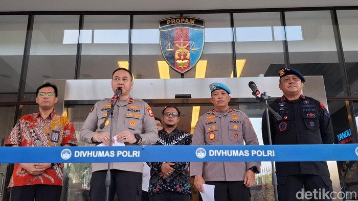 Karo Penmas Divhumas Polri Brigjen Trunoyudo Wisnu Andiko dalam jumpa pers terkait pemeriksaan 7 anggota Brimob terkait ojol dilindas rantis (B Belia/detikcom)