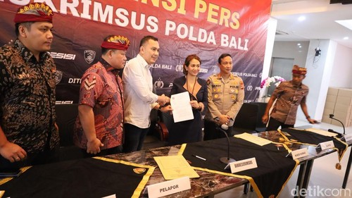 Kesepakatan damai antara General Manajer LMK SELMI Vanny Irawan dan Direktur PT Mitra Bali Sukses, Gusti Ayu Sasih Ira di kantor Ditreskrimsus Polda Bali, Jumat (29/8/2025). (Aryo Mahendro/detikBali).