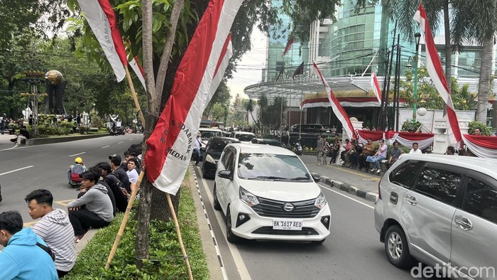 Kemacetan terjadi di Jalan Kapten Maulana Lubis Medan akibat aksi unjuk rasa yang terjadi hingga sore ini. (Kartika Sari/detik Sumut)