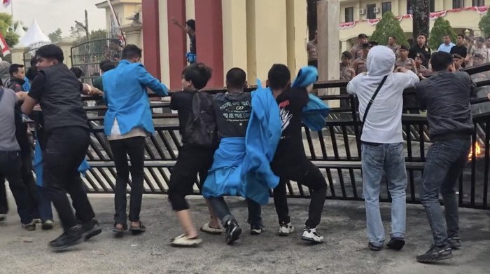 Sejumlah mahasiswa di Kendari, Sulawesi Tenggara (Sultra) menggeruduk Mapolda Sultra terkait tewasnya pengemudi ojek online (ojol) Affan Kurniawan yang dilindas mobil kendaraan taktis (rantis) Brimob di Jakarta.