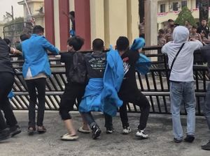Gerbang Mapolda Sultra Dijebol Massa Demo Bela Ojol Affan Kurniawan