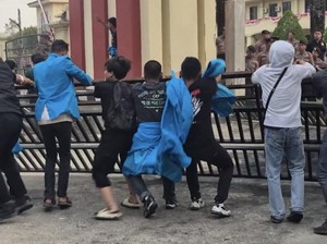 Gerbang Mapolda Sultra Dijebol Massa Demo Bela Ojol Affan Kurniawan