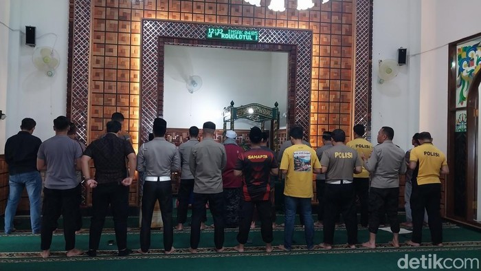 Kepolisian di Polres Batu menjalankan salat gaib