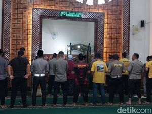 Polisi di Kota Batu Gelar Salat Gaib untuk Affan Kurniawan