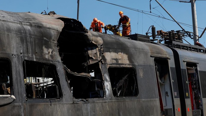 An engineer walks next to a Ukrainian Railways HRCS2 Hyundai Rotem train which was hit by a Russian drone strike, amid Russia's attack on Ukraine, in Kyiv, Ukraine August 28, 2025. REUTERS/Valentyn Ogirenko TPX IMAGES OF THE DAY