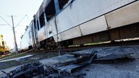 Pejabat Perkeretaapian Ukraina mengatakan kereta yang rusak itu tidak dapat digunakan sampai para ahli menilai tingkat kerusakannya. Foto: REUTERS/Valentyn Ogirenko