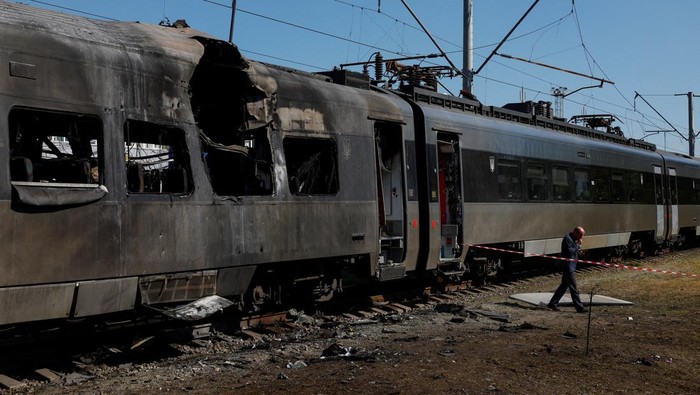 Kereta Antarkota Ukraina Rusak Parah Akibat Serangan Drone Rusia di Kyiv An engineer walks next to a Ukrainian Railways HRCS2 Hyundai Rotem train which was hit by a Russian drone strike, amid Russia's attack on Ukraine, in Kyiv, Ukraine August 28, 2025. REUTERS/Valentyn Ogirenko TPX IMAGES OF THE DAY