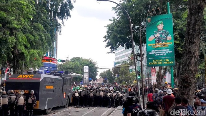Kericuhan di Jalan Imam Bonjol simpang Jalan Pengadilan Kota Medan. (Foto: Nizar Aldi/detikSumut)