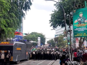 Massa Aksi di DPRD Sumut Lempari Polisi Pakai Batu, Dibalas Water Cannon