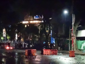 Massa Demo Kembali Lempari Batu-Petasan, Polisi Balas Water Cannon
