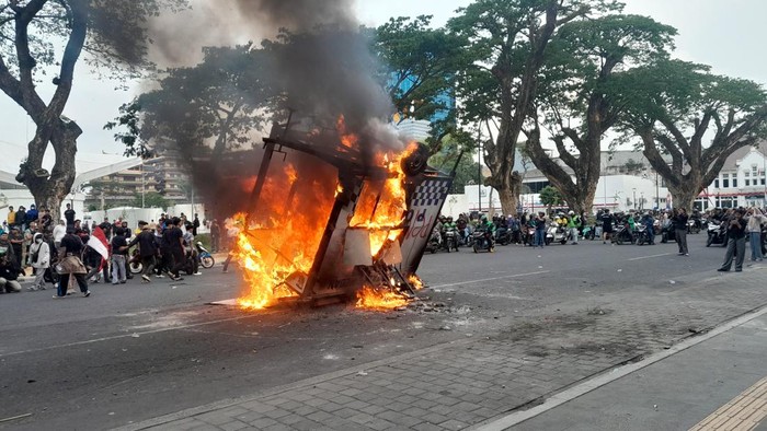 Keterangan foto: Pos polisi Satlantas dibakar massa aksi di Jalan Balai Kota, tepatnya depan Lapangan Merdeka Medan (Nizar Aldi/detikSumut)