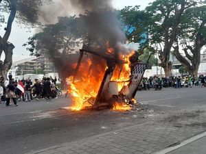 11 Polisi-1 Ojol Terluka saat Aksi Ricuh di Gedung DPRD Sumut