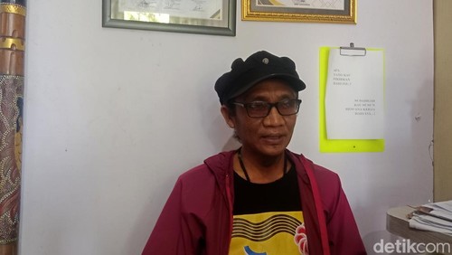 Ketua Dewan Kesenian Lombok Timur, Kake Aswan Kaelani ketika di wawancara di ruang kerjanya tentang joget anco-anco, Jumat (29/8/2025). foto (Sanusi Ardi W/detikBali)