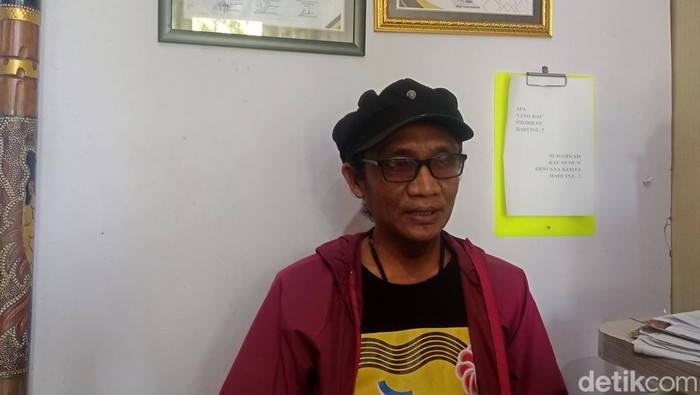Ketua Dewan Kesenian Lombok Timur, Kake Aswan Kaelani ketika di wawancara di ruang kerjanya tentang joget anco-anco, Jumat (29/8/2025). foto (Sanusi Ardi W/detikBali)