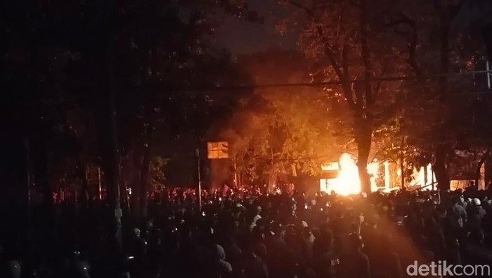 Kobaran api dari mobil yang diduga dibakar massa aksi di Gedung DPRD Jawa Barat