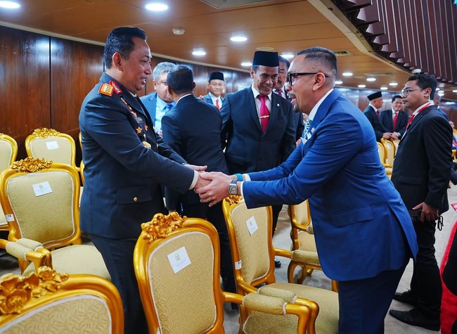 Gaya hidup mewah Sahroni kontras dengan posisinya sebagai wakil rakyat, apalagi di tengah kritik yang mempertanyakan kinerja DPR. Kritikan tersebut datang dari Salsa Erwina Hutagalung, influencer sekaligus diaspora Indonesia di Denmark, yang mempertanyakan urgensi DPR untuk meminta kenaikan gaji. (Foto: Instagram/@ahmadsahroni88)