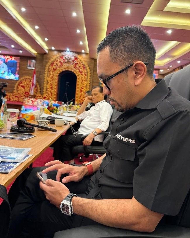 Salah satunya, Richard Mille RM 11-03, model populer dengan desain skeleton dial yang sporty dan futuristik. Jam ini memiliki harga pasaran mulai dari Rp 3 miliar hingga belasan miliar, tergantung material dan edisi khususnya. (Foto: Instagram/@ahmadsahroni88)