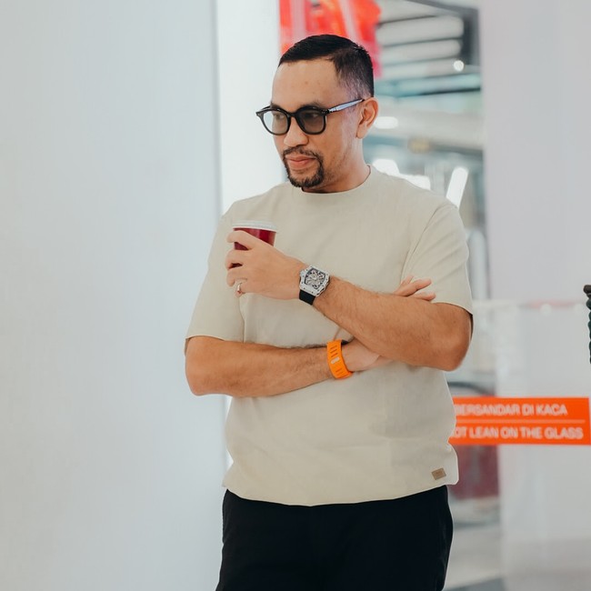 Hampir di berbagai kesempatan, Ahmad Sahroni mengenakan jam tangan keluaran merek-merek ternama dunia yang identik dengan harga selangit. Namun, Richard Mille terlihat yang cukup sering ia andalkan. (Foto: Instagram/@ahmadsahroni88)