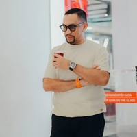 Hampir di berbagai kesempatan, Ahmad Sahroni mengenakan jam tangan keluaran merek-merek ternama dunia yang identik dengan harga selangit. Namun, Richard Mille terlihat yang cukup sering ia andalkan. (Foto: Instagram/@ahmadsahroni88)