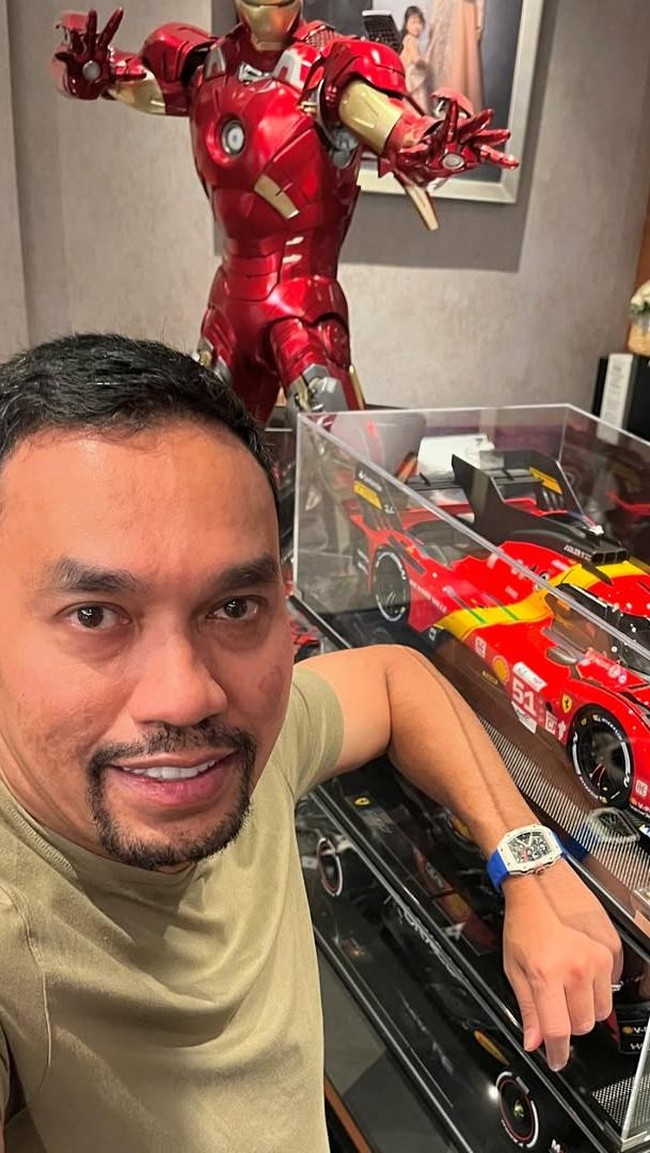 Dalam momen lain, anggota DPR dari Partai Nasional Demokrat (NasDem) ini  juga terlihat memakai Richard Mille dengan strap biru, yang kemungkinan merupakan RM 35-02 Rafael Nadal. Edisi khusus yang merayakan legenda tenis tersebut diperkirakan bernilai Rp 4–5 miliar. (Foto: Instagram/@ahmadsahroni88)