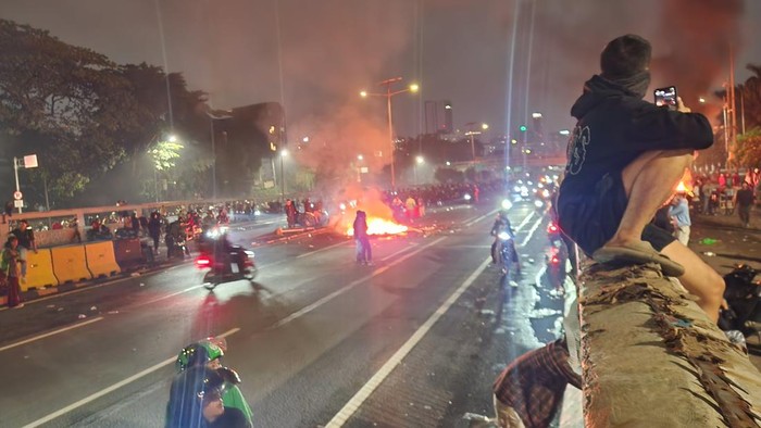 Kondisi demo di depan gedung DPR RI malam ini