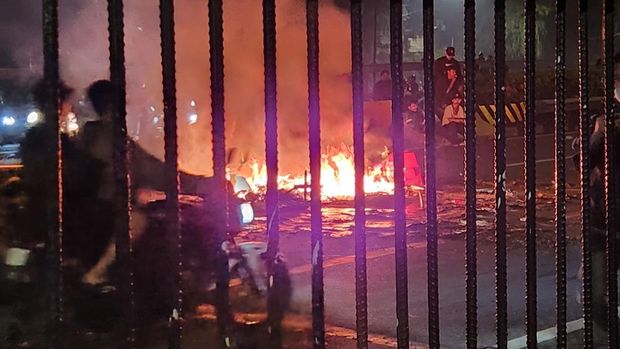 Kondisi demo di depan gedung DPR RI malam ini