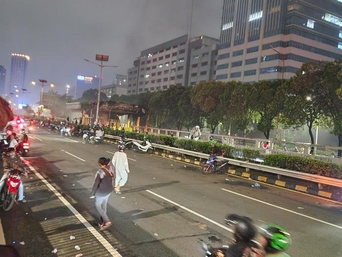 Kondisi demo di depan gedung DPR RI malam ini