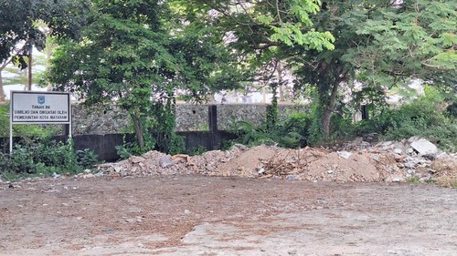 Kondisi lahan eks lesehan Pondok Galih di Jalan Lingkar Selatan, Mataram, Jumat (29/8/2025). Kawasan ini rencananya ditata untuk PKL berjualan. (Nathea Citra/detikBali)