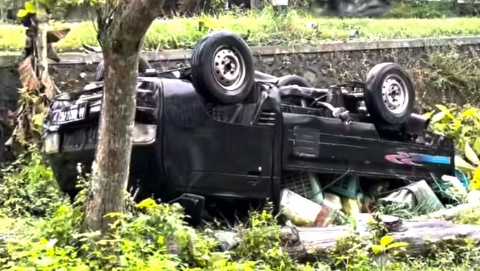 Kondisi mobil pikap yang terguling di wilayah Sentolo, Kulon Progo, Jumat (29/8/2025)