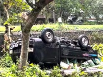 Ringsek! Pikap Sayur Tetiba Oleng Lalu Terbalik di Sentolo Kulon Progo