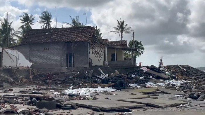 Kondisi rumah warga yang rusak tergerus abrasi di pesisir Pantai Pebuahan, Desa Banyubiru, Kecamatan Negara, Jembrana, Bali, Jumat (29/8/2025). (Foto: BPBD Jembrana)