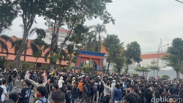 Kondisi terkini massa demo di Jalan Gubernur Suryo Surabaya
