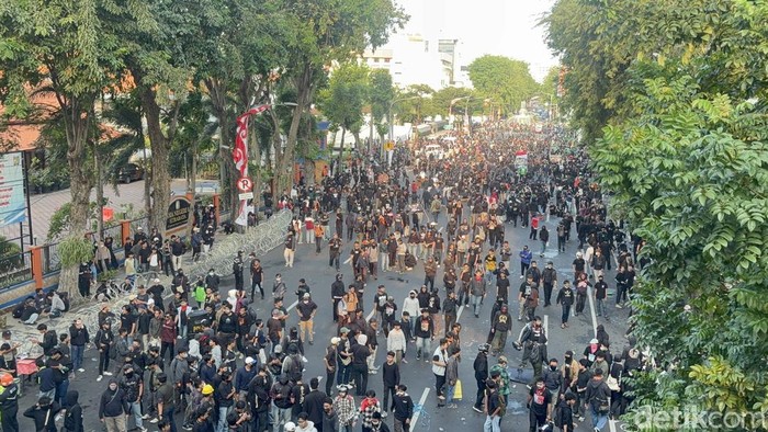 Kondisi terkini massa demo di Jalan Gubernur Suryo Surabaya