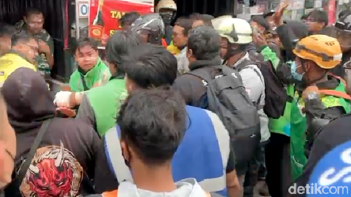Salah satu korban dievakuasi.