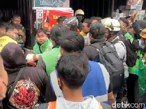 Satu Orang Dievakuasi dengan Ambulans Saat Aksi Ojol di Mako Brimob Solo