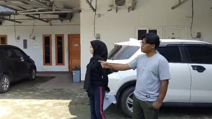 Korban saat menunjukkan lokasi motor yang hilang.