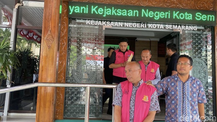 Potret keenam tersangka dalam kasus dugaan korupsi di BUMD milik Pemkot Semarang, di Kejari Kota Semarang, Kecamatan Semarang Barat, Kota Semarang, Jumat (29/8/2025).